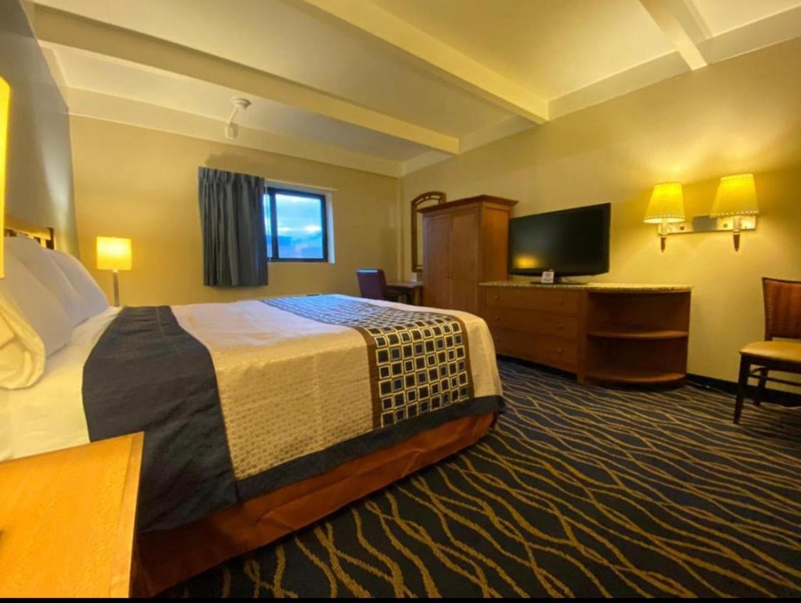 Economy Inn North Randall Exteriér fotografie
