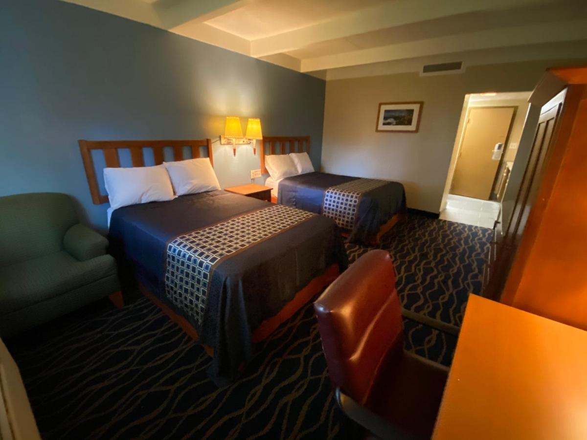 Economy Inn North Randall Exteriér fotografie